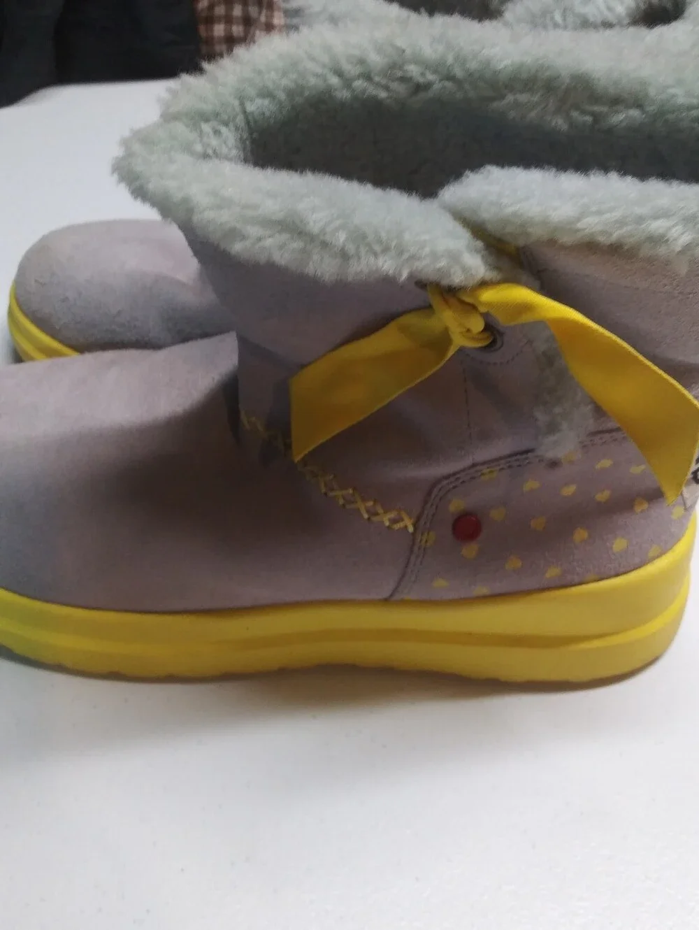 UGG Women's Knotty Moonstone Hearts Suede Gray Yellow Bow Boot Size 9